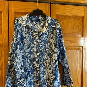 Basic Editions Women 3X blue floral blouse. NWT